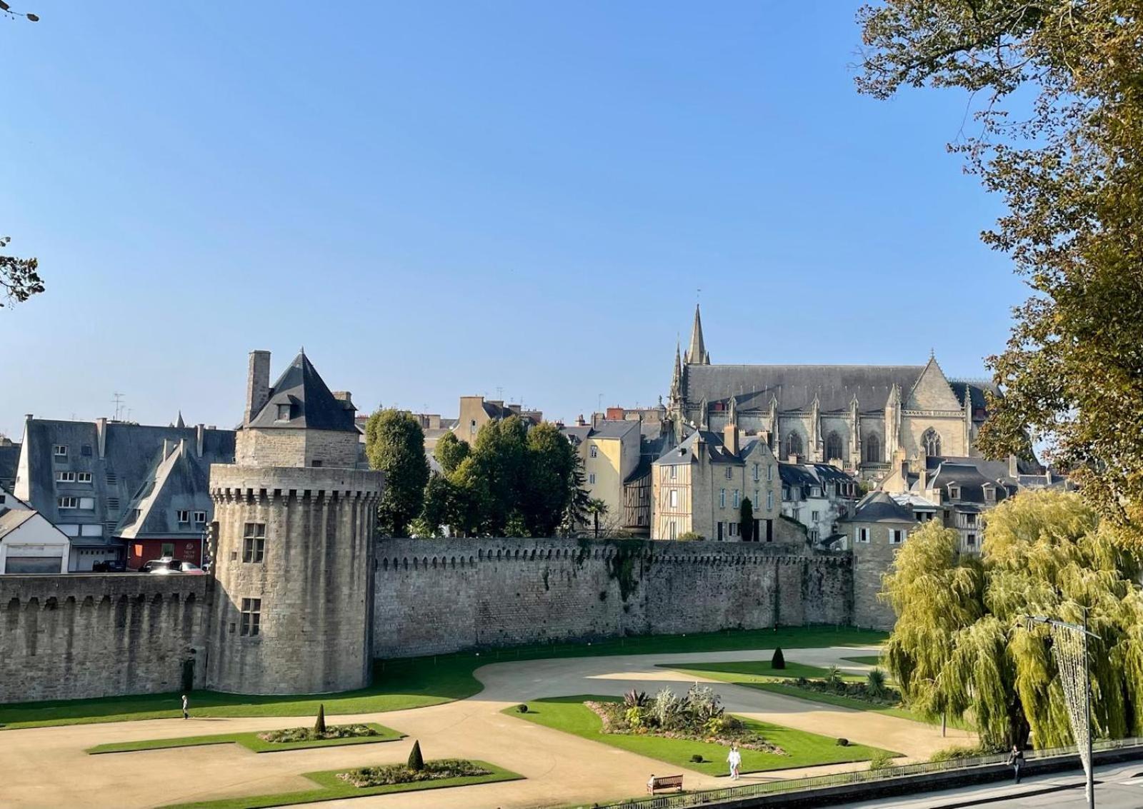 Laroche Grand Duplex Dans Le Centre Historique Avec Garage Appartement Vannes Buitenkant foto